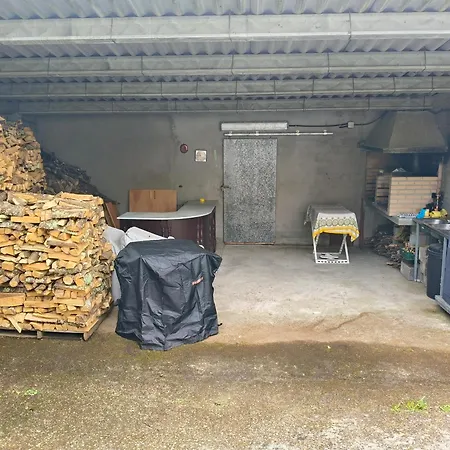 Con Amplio Terreno Privado